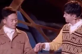 刘奕君参加晚会闹乌龙，拉着儿子的手摩挲，却险些被误以为耍流氓图片