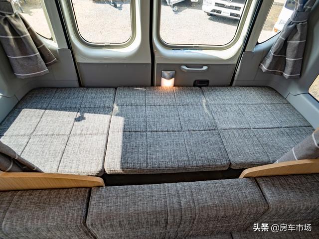 丰田考斯特商旅房车，内部空间大床位多，核载10人停车睡5人