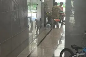 小区大堂打麻将 噼里啪啦有点响图片