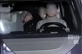 四川乐山，妈妈怀抱15岁儿子让其体验驾车，心太大！图片