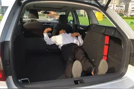 跑高速时，后排座椅放倒休息违规吗？交警给出了答案图片