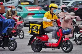 外卖骑手的虚假自由：月薪过万，做外卖骑手真的自由吗？图片