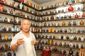 河南大爷晒酒柜，酒虽少，但瓶瓶经典，网友：老爷子真是家底雄厚图片
