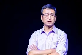央视一哥白岩松：被病痛折磨暴瘦50斤，睡3-4个小时，数次想自杀图片