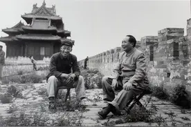 毛主席游览五台山，江姨摇出上上签，主席却向老僧感慨：是骗人的图片