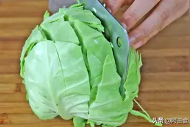 包菜别直接炒了，加一把粉丝，学会这样做下饭又下酒，比吃肉还香图片