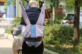 “小时候教你走路，现在，妈妈再教一次……”图片