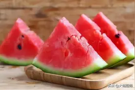 没吃完的西瓜，最忌直接放冰箱！教你一招，能放3天，新鲜还卫生图片