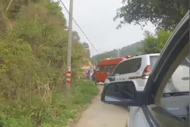 民间救援队前往东航坠机地点：现场道路拥堵 增援消防车进不去图片