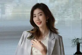 建议肤色偏黄的中年女人，多穿这5种“显白色”，减龄又提气质图片