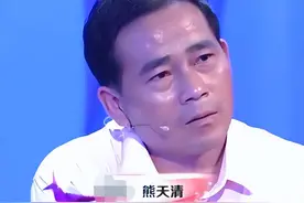 哥哥苦寻失联妹妹30年，没想到却在自己对面，两人相认时痛哭相拥图片