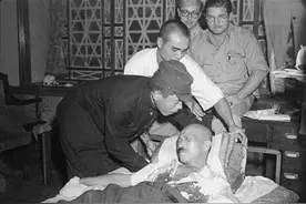 1948年东条英机被判绞刑后，改信佛教，行刑当天由和尚念送终经图片