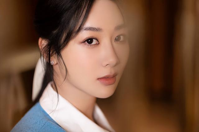 杨紫直播造型变身职场优雅lady 淡蓝穿搭勾勒怡然清姿-北斗星百科网