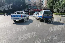 洛阳：市民车辆违停，俩月被贴六张罚单，城管执法车违停谁贴单？图片