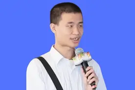 韦神高中旧照略显青涩，上课“不带书包”，桌面上只有一瓶矿泉水图片