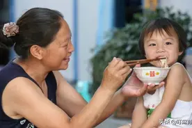 孩子吃饭必须靠哄、追、骂？教你几招不用妥协，孩子也能乖乖吃饭图片
