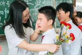 90后女老师晒对比照，校内外形象判若两人，差距太大校长也不敢认图片