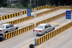 红绿灯掉头，要过斑马线吗？老司机告诉你几个正确应对方式图片