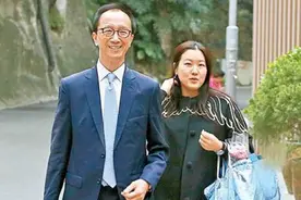 伏明霞：与足球帅哥分手后嫁梁锦松，老少配婚姻幸福吗？图片