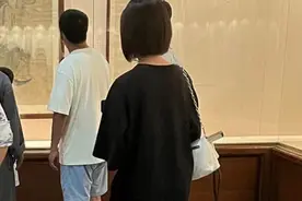 黄磊一家现身灵隐寺，16岁多多身高逼近父亲，风格大变身材引吐槽图片