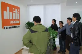 小米12周年！雷军晒公司老照片：当时只有十来人、logo是汉字图片