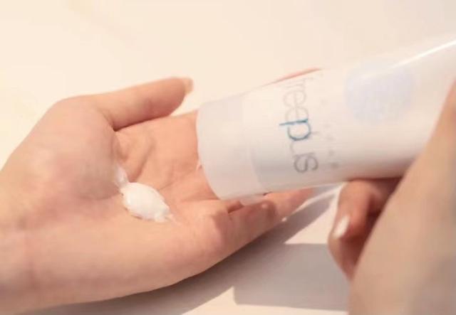 40岁左右用什么洗面奶？这5款大牌值得试试，有点小贵但对皮肤好