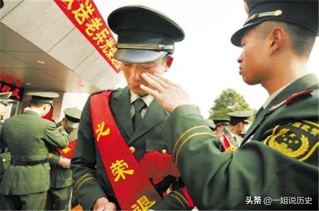 退伍军人收到的“光荣之家”亮闪闪的铁牌子，怎么挂才是正确呢？
