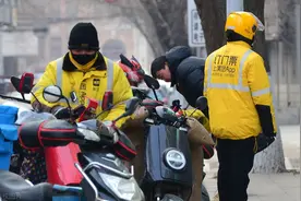 电动车、摩托车装手机支架合法吗？不要搞错了，小心被罚图片