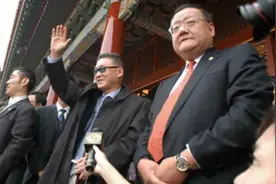 2005李敖大陆之行，见到天安门城楼内椅子，听说来历后连忙拒坐图片