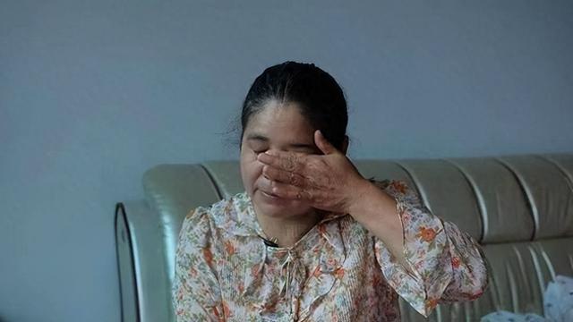 闺蜜来我家住，我让老公睡沙发，闺蜜说：那你的男人真不行啊