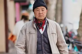 六七十岁男人：不管差不差钱，都别戴这3种配饰，看着廉价没品位图片