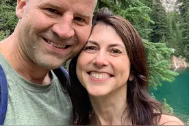贝索斯前妻再离婚！他和女友甜蜜约会，桑切斯穿抹胸迷你裙好美图片