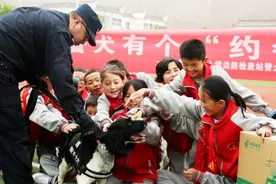 儿童节，萌娃和警犬有个“约定”图片
