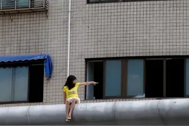 东北小伙徒手接跳楼女孩，家属不谢反威胁：我女儿有事，你负责！图片