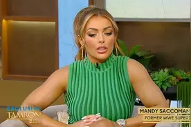 美国32岁摔跤女冠军拍俏皮照月赚820万，被WWE解雇后仍表示感激图片