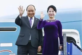 越南第一夫人：天生圆脸旺夫相，身穿奥黛让人迷，儿女双全都爱笑图片