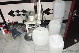 南皮警方捣毁制售假酒窝点——查获假“十里香”等白酒800余瓶图片