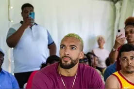 6次最佳防守一阵！超越霍华德和大梦！戈贝尔自称能防住奥尼尔图片