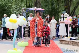 走起“猫步”，摆个POSE！萌娃有模有样的红毯走秀让“六一”仪式感拉满图片