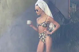 43岁李美琪晒日常，头裹浴巾身穿比基尼，小腹平坦多处纹身图片