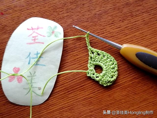 远方喜欢在银杏树下漫步的人,为你钩织了两片银杏叶哟