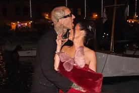 金卡戴珊参加大姐婚礼！身材缩水后更美了，穿绑带衣秀一尺7的腰图片