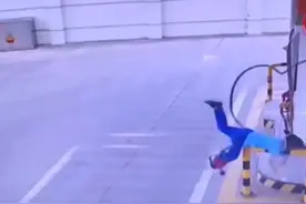 近日，四川一车主加完油带着油枪加速逃逸，油枪管直接甩飞加油员图片