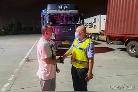 大货车夜行高速灯光发生故障，武汉交警及时发现领路前行图片