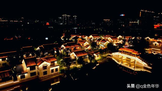 黄州遗爱湖畔夜未央，华灯织锦映湖光