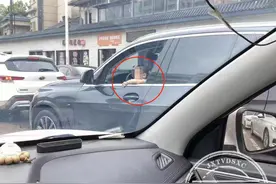 南昌街头惊人一幕！一女司机抱小孩开车，民警找到该女子对其进行严厉批评教育并进行处罚图片