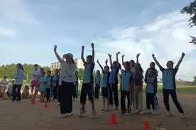 大学生支教结束返程，路遇学生骑车送别，对着大巴车不停挥手……图片