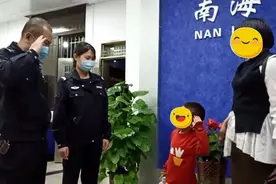 社交天花板！萌娃迷路淡定求助：送我们去幼儿园吧图片