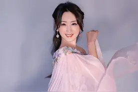 52岁杨钰莹被曝怀孕，穿紧身长裙肚子又大又圆，孩子的父亲是谁？图片