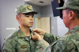 罕见！入伍两年，提前晋升二级上士图片